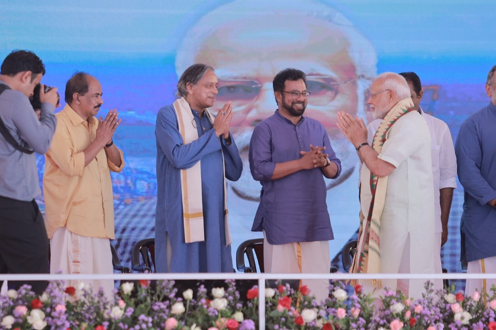 Prime Minister Narendra Modi Congress MP Shashi Tharoor Vizhinjam International Deepwater Seaport Maritime News India Kerala Chief Minister Pinarayi Vijayan Gautam Adani Karan 