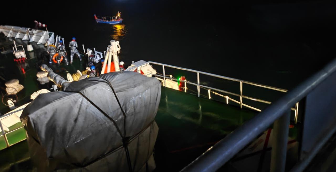 Indian Coast Guard Ship Sachet rescuing six fishermen from a distressed fishing boat during rough sea conditions off the coast of Mangaluru Maritime News