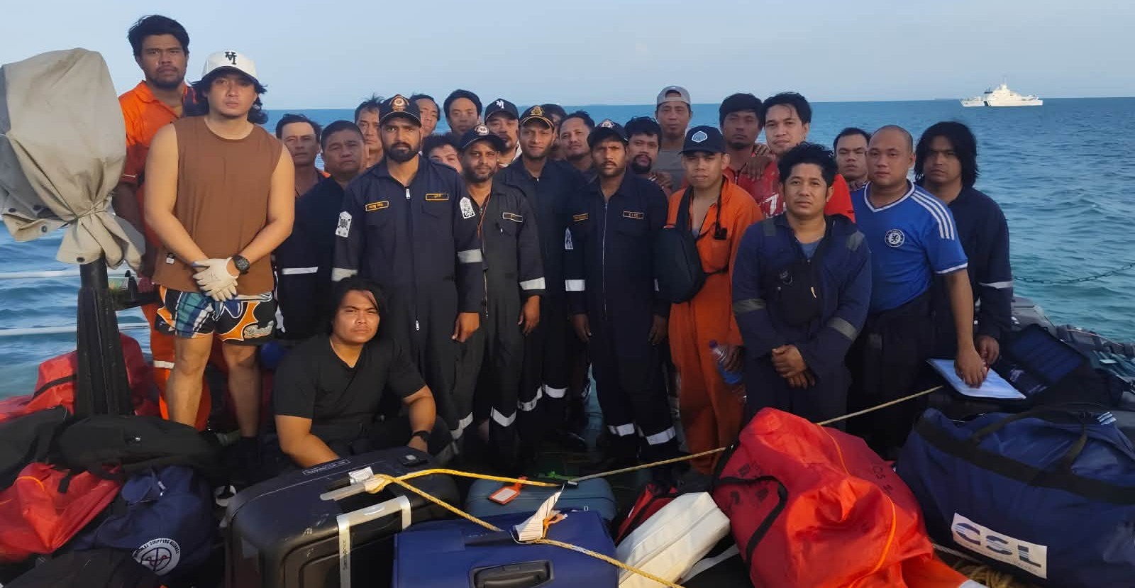 Indian Coast Guard rescuing crew after bulk carrier collision off Kandla - Maritime News