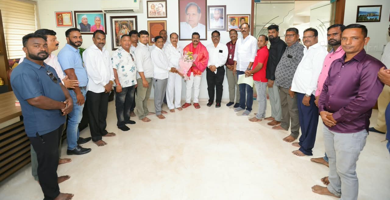 Mahendra Gharat standing at the centre with workers’ representatives and company management during the Speedy Multimodes wage agreement meeting - Maritime News